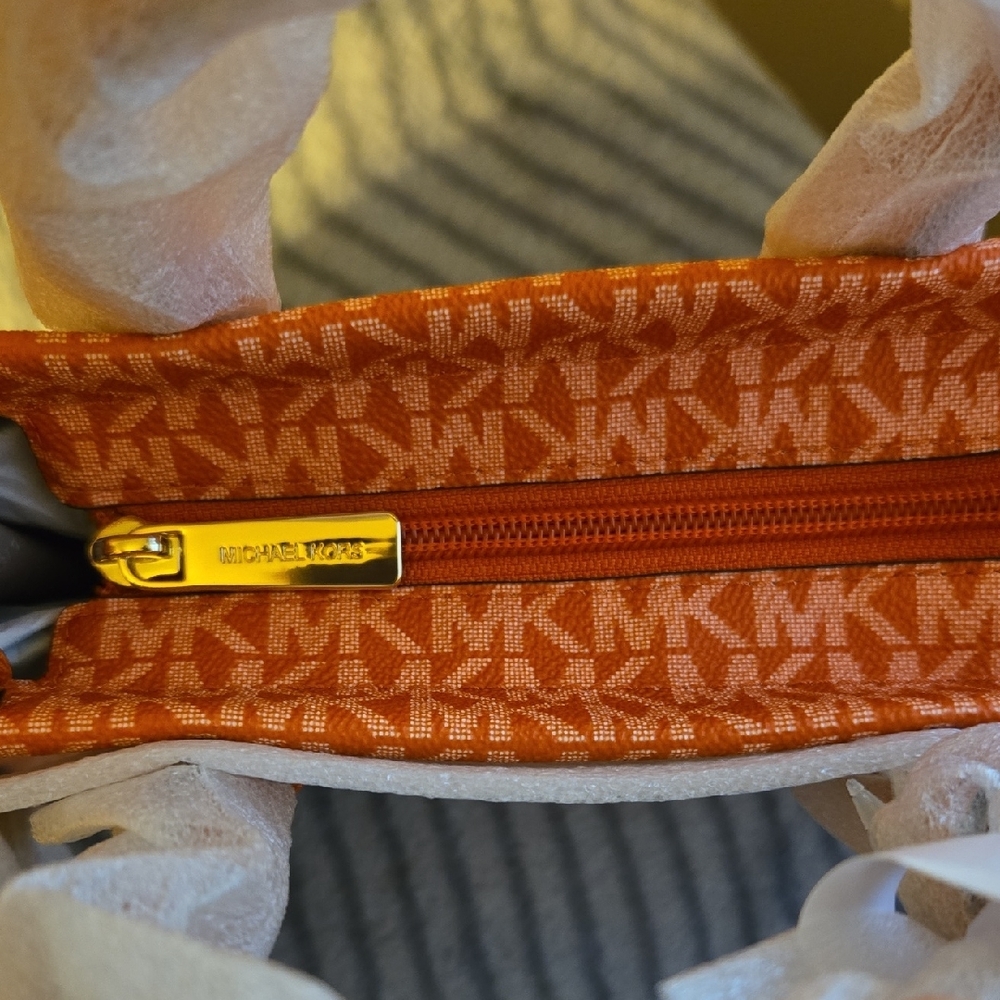 Michael Kors Vibrant Orange Tote 🧡 ✨️ ⭐️ BRAND NEW 🧡 ✨️ - Picture 6 of 10